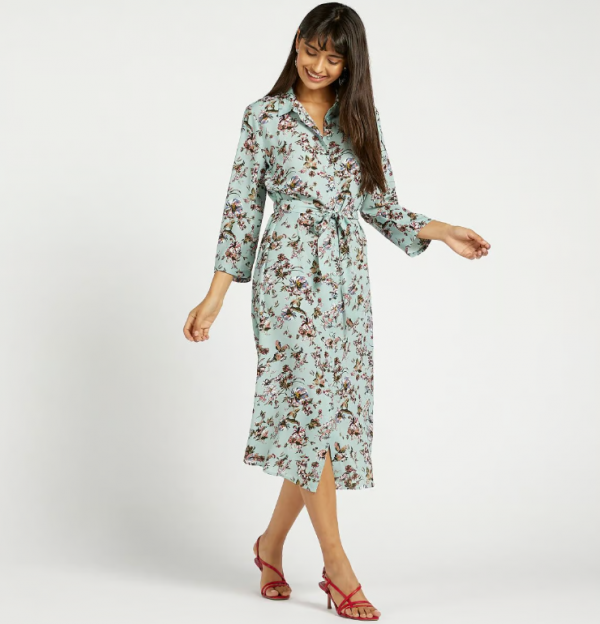 Sheath dress dengan motif bunga-bunga